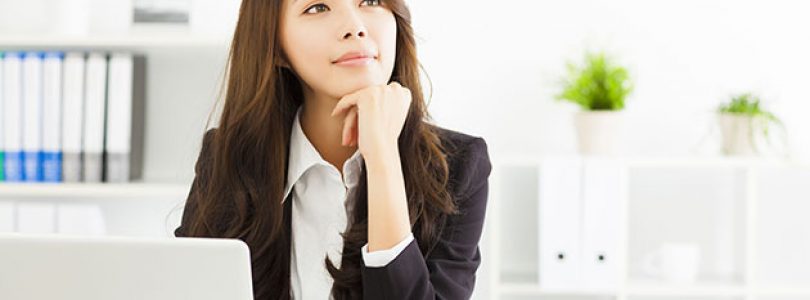 Pinjaman Peribadi Untuk Perniagaan - Wanita dalam pakaian pejabat sedang berfikir